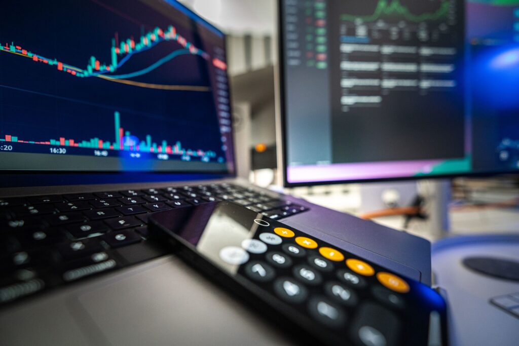 Calculator and financial charts representing the calculation of real returns from deposits and investments.